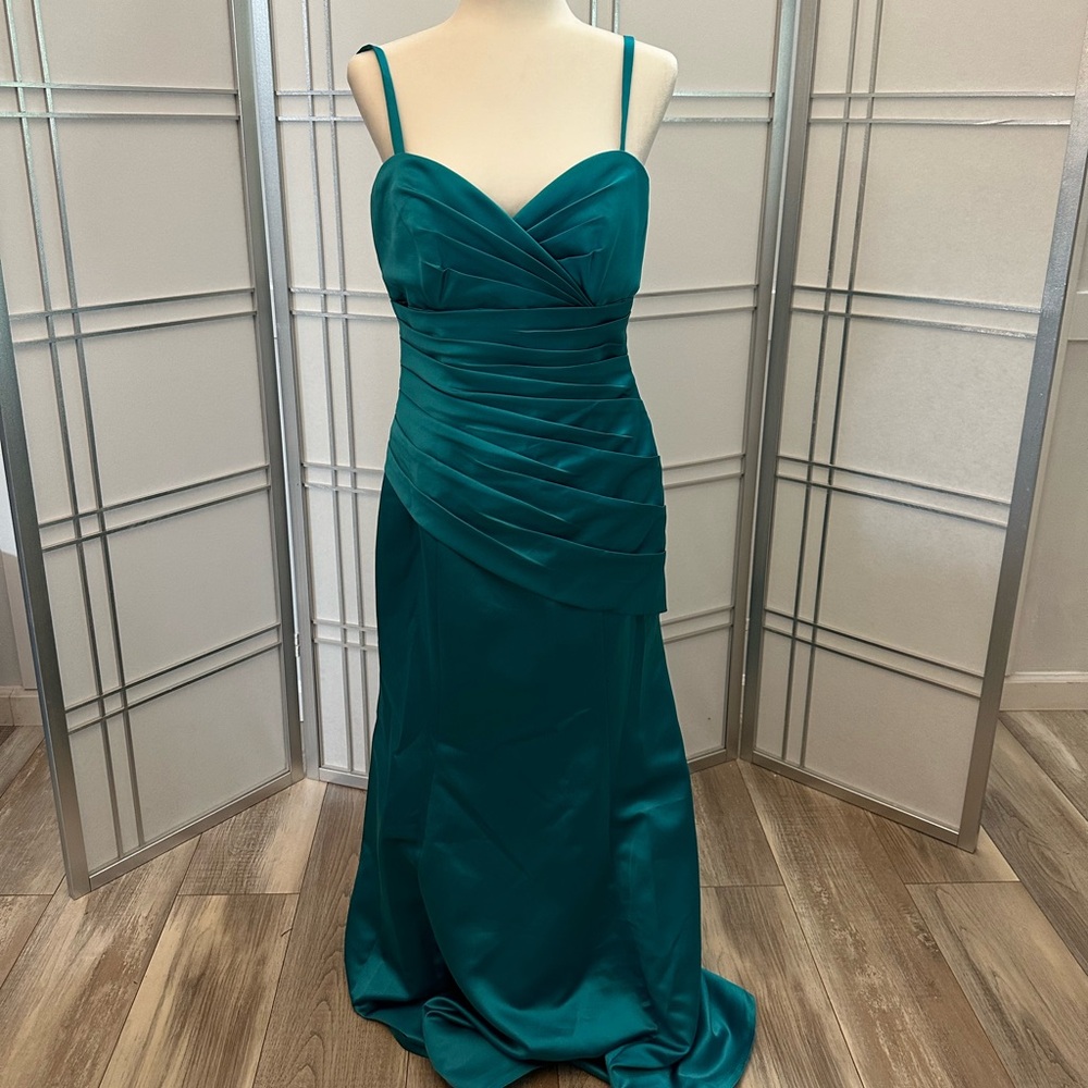 NWT. Emerald Green Formal gown. Removable straps. Lining. Size 12. Slim fit.